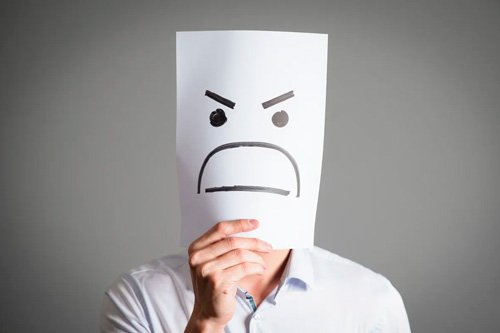 Мужчина держит перед лицом рисунок